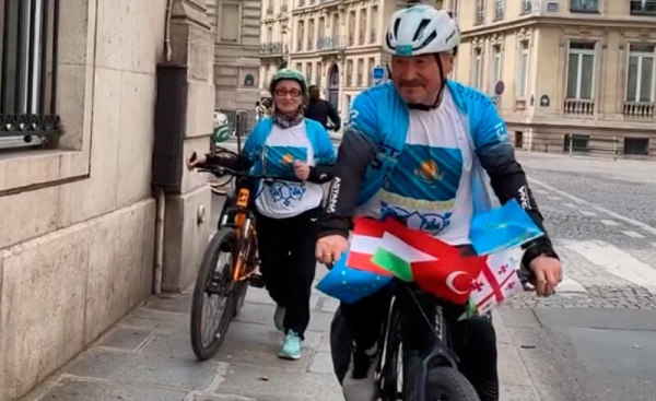 64-year-old Kazakh pensioner travels to Paris by bike  