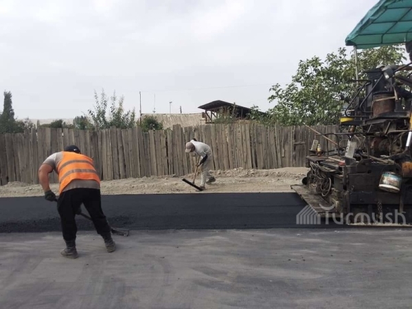 Asphalt pavement of one of streets of Kyzyl-Kiya town underway for 2.1mln soms