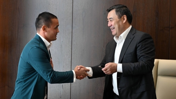 President Japarov presents car to Uzbek coach seconding to Kyrgyz boxer Munarbek Seyitbek uulu at Paris Games