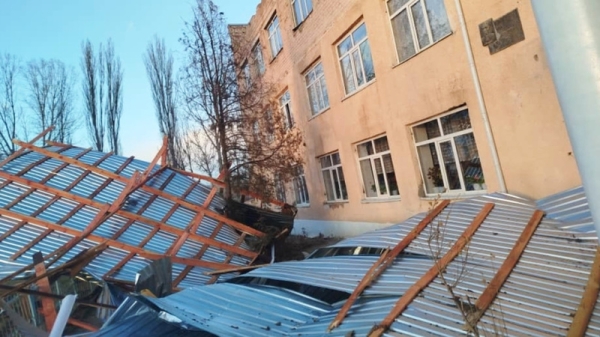 Strong wind blows off school roof in Talas