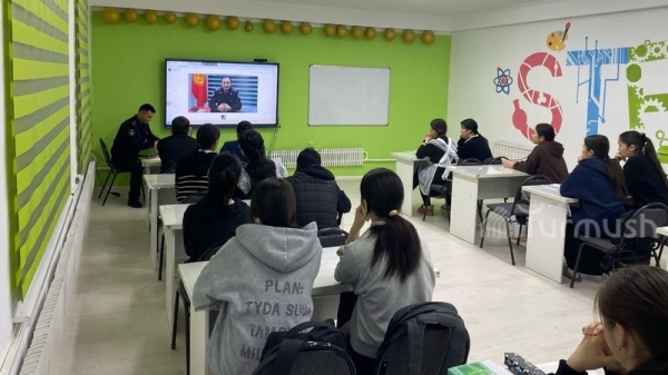 Police conducting awareness-raising works among schoolchildren in Talas region