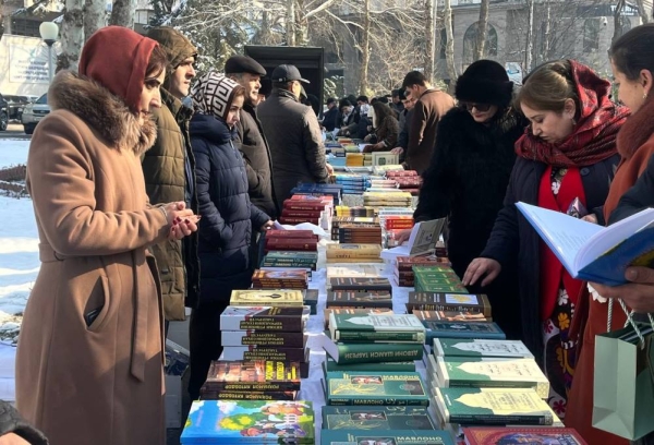 From “Loiq’s Divan” to “Tutiname”: How the book exhibition and sale in Dushanbe went