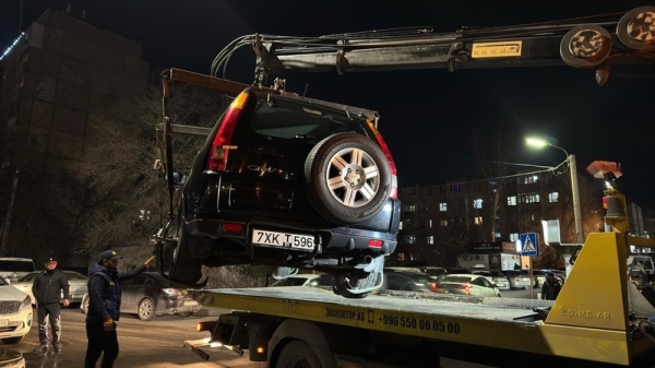 Cars parked near garbage containers being evacuated and owners fined in Bishkek